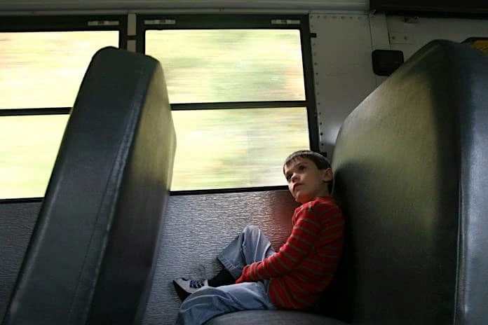 bo-quen-tre-em-tren-xe-9799.jpg
