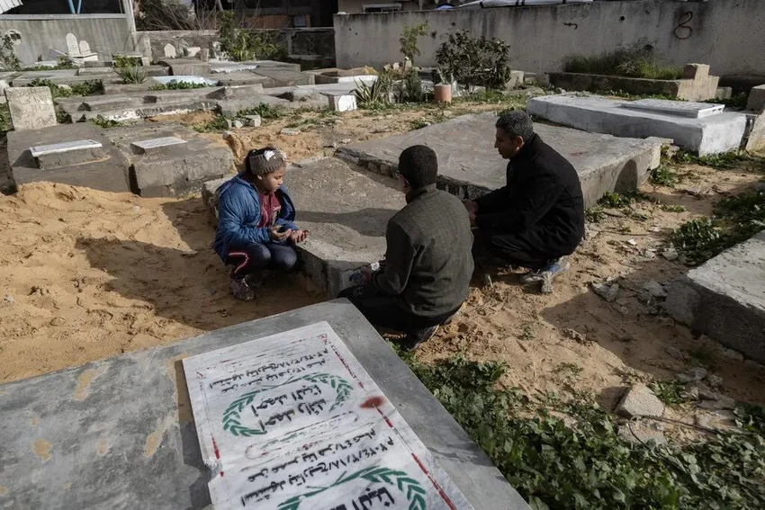 Tim-kiem-thi-the-trong-dong-do-nat-o-Gaza.jpg