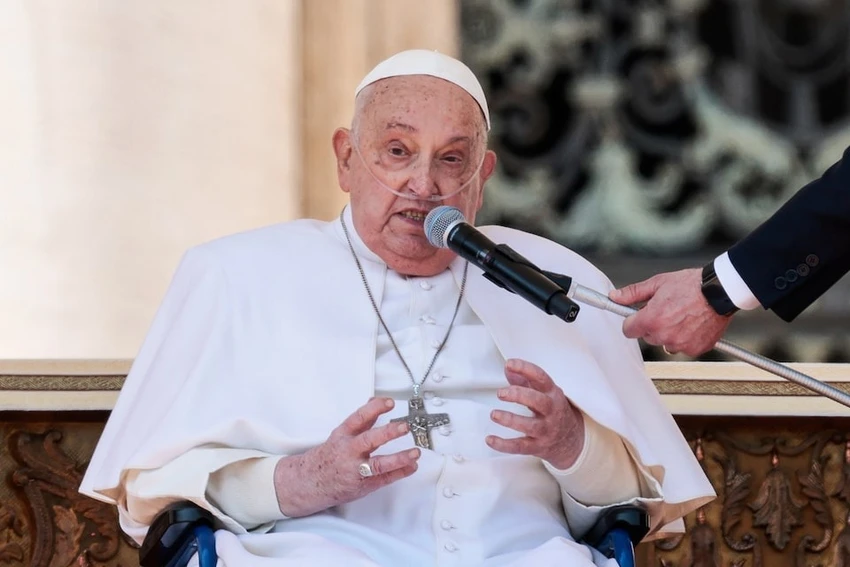 Giáo hoàng Francis bất ngờ xuất hiện trước người dân sau 2 tuần