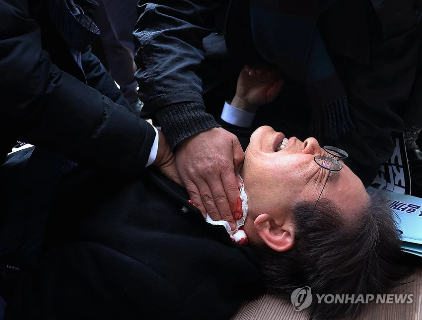ông Lee Jae-myung bị đâm vào cổ trong chuyến thị sát.jpg