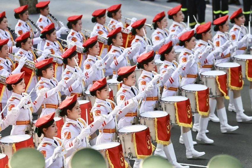 Khối nữ quân nhạc tham gia Lễ kỷ niệm 50 năm Ngày Giải phóng miền Nam, thống nhất đất nước. Ảnh: HOÀNG GIANG