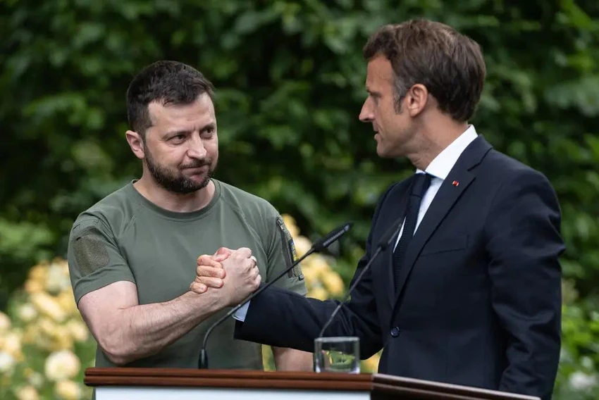 Tổng thống Ukraine – ông Volodymyr Zelensky và Tổng thống Pháp Emmanuel Macron trong cuộc gặp vào năm 2022. Ảnh: GETTY IMAGES