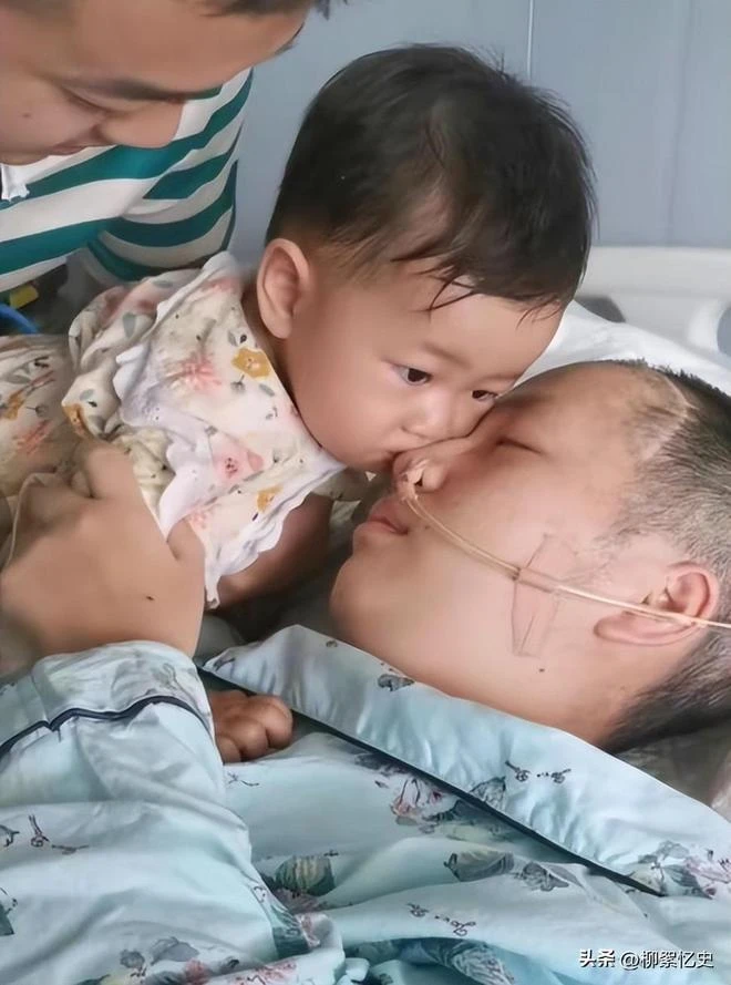 Khoảnh khắc con gái hôn tạm biệt mẹ lần cuối đã khiến cộng đồng mạng Trung Quốc cảm động.jpeg