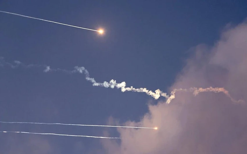 Tên lửa của Iran bị bắn hạ trên bầu trời Israel hôm 14-6. Ảnh: AFP