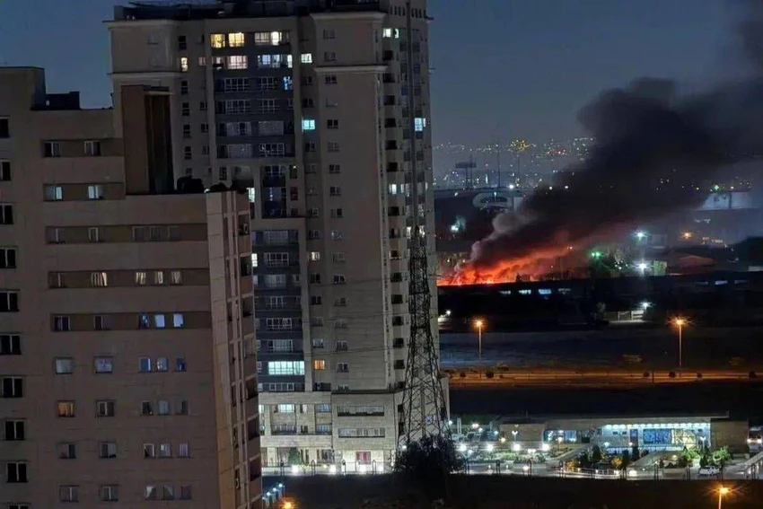 Một vụ nổ tại Tehran. Giữa tiếng bom, giới trẻ Iran tìm đến nơi trú ẩn còn sót lại trên Internet.jpg
