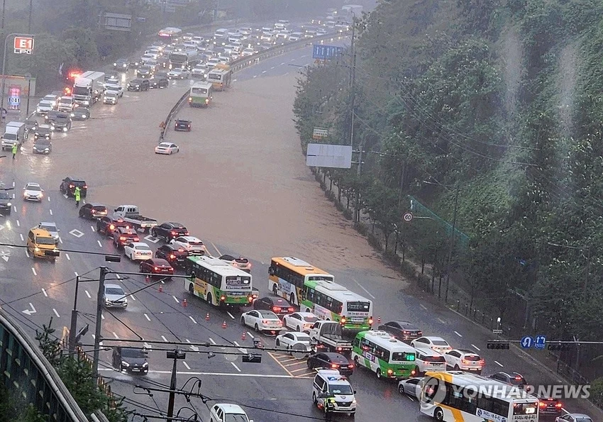 mưa xối xả.jpg