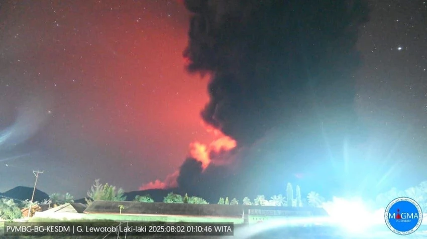 Hình ảnh camera giám sát ghi lại cột tro bụi rạng sáng ngày 2-8 sau khi núi lửa Lewotobi Laki-laki (Indonesia) phun trào. Ảnh: MAGMA INDONESIA