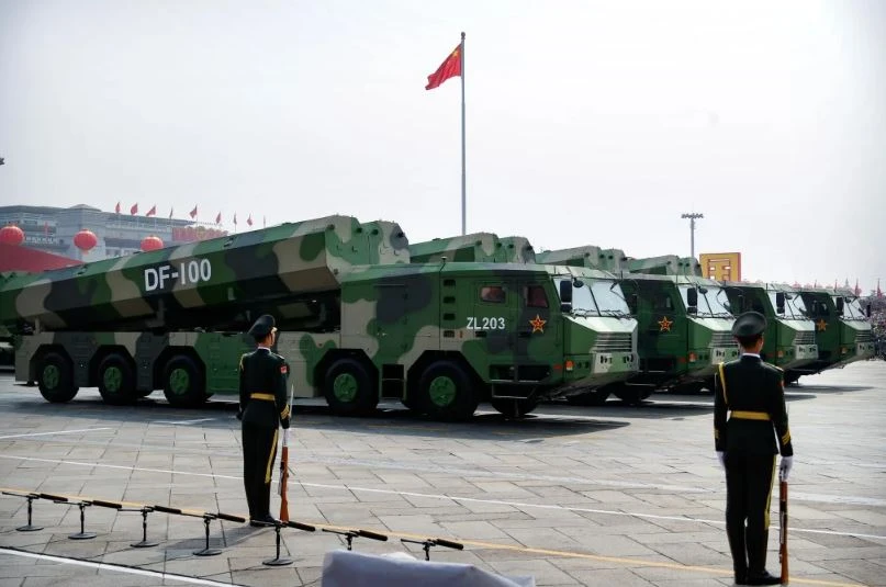 Xe cho ten lua DF-100 trong le duyet binh o Bac Kinh nam 2019.JPG