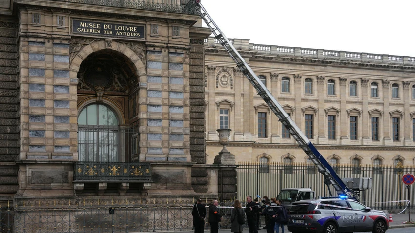 Trộm đột nhập Bảo tàng Louvre, lấy những món đồ 'vô giá' trong 7 phút