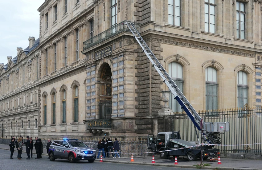 AFP__20251019__79AR7MW__v2__HighRes__TopshotFranceMuseumRobbery.jpg