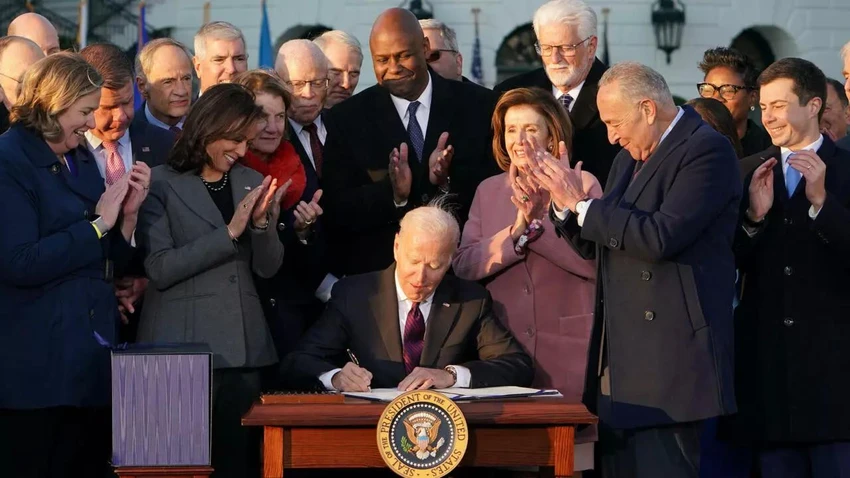 Ong-Trump-noi-huy-tai-lieu-duoc-ong-Biden-ky-bang-but-tu-dong.jpg