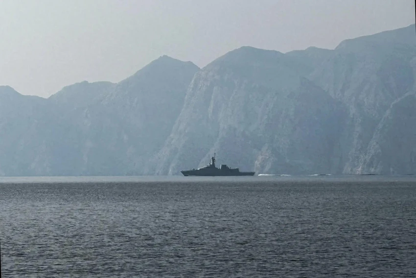 Một con tàu đi qua eo biển Hormuz. Ảnh: AFP