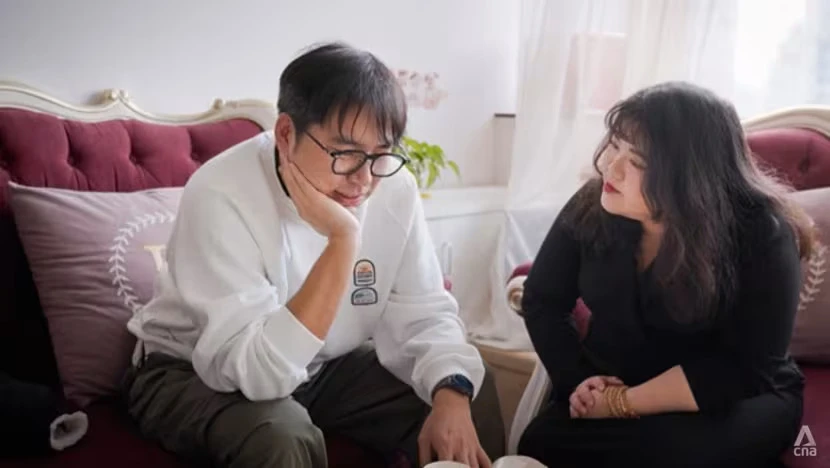 Bà Mạnh Vĩ Lực tư vấn mai mối cho anh Công. Ảnh: CNA