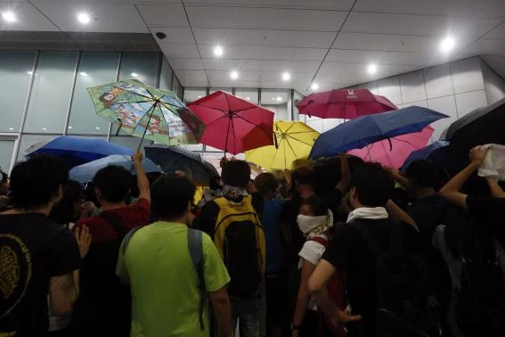 Sinh viên Hong Kong 'tấn công' tòa nhà chính phủ ảnh 2