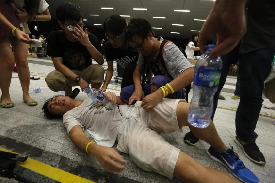 Sinh viên Hong Kong 'tấn công' tòa nhà chính phủ ảnh 4