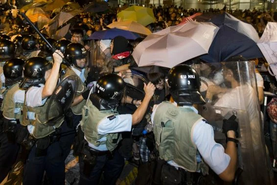 Sinh viên Hong Kong 'tấn công' tòa nhà chính phủ ảnh 5