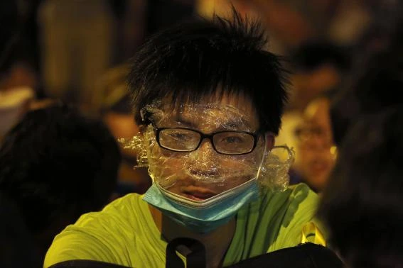 Sinh viên Hong Kong 'tấn công' tòa nhà chính phủ ảnh 6