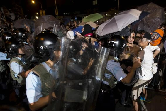 Sinh viên Hong Kong 'tấn công' tòa nhà chính phủ ảnh 7
