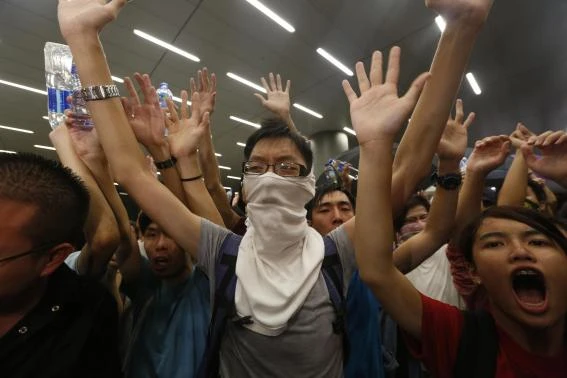 Sinh viên Hong Kong 'tấn công' tòa nhà chính phủ ảnh 10