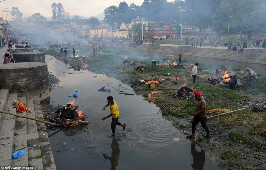 Dân Nepal chết nhiều đến mức không có chỗ thiêu ảnh 20 Dân Nepal chết nhiều đến mức không có chỗ thiêu ảnh 20