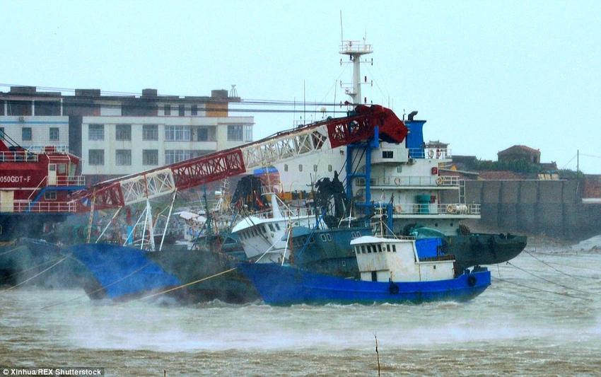 Chùm ảnh bão Soudelor tàn phá miền Đông Trung Quốc ảnh 4 Chùm ảnh bão Soudelor tàn phá miền Đông Trung Quốc ảnh 4