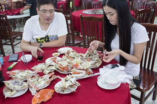 Nữ tiếp viên hàng không nghỉ việc để đi... bóc ghẹ thuê ảnh 3
