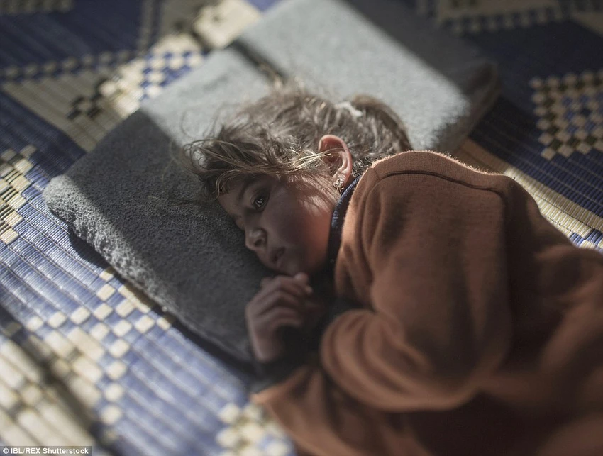 'Rơi nước mắt' vì bộ ảnh trẻ Syria ngủ bờ ngủ bụi ảnh 16 'Rơi nước mắt' vì bộ ảnh trẻ Syria ngủ bờ ngủ bụi ảnh 16