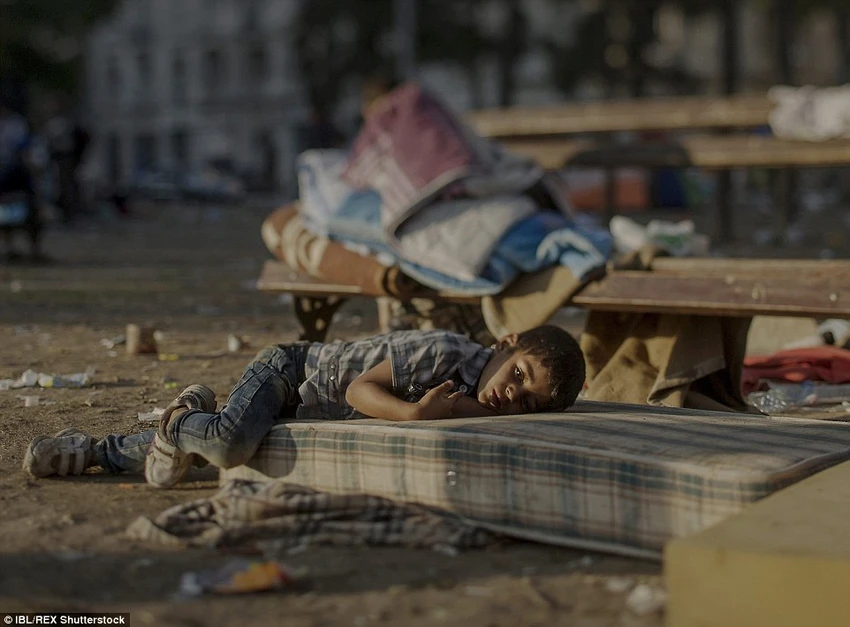 'Rơi nước mắt' vì bộ ảnh trẻ Syria ngủ bờ ngủ bụi ảnh 3 'Rơi nước mắt' vì bộ ảnh trẻ Syria ngủ bờ ngủ bụi ảnh 3
