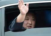Ý nghĩa cử chỉ hạ kính chống đạn vẫy chào của ông Kim