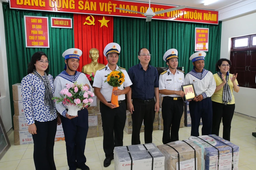 Lãnh đạo đoàn công tác TP.HCM tặng quà cho các cán bộ, chiến sĩ trên đảo Núi Le B. Lãnh đạo đoàn công tác TP.HCM tặng quà cho các cán bộ, chiến sĩ trên đảo Núi Le B.