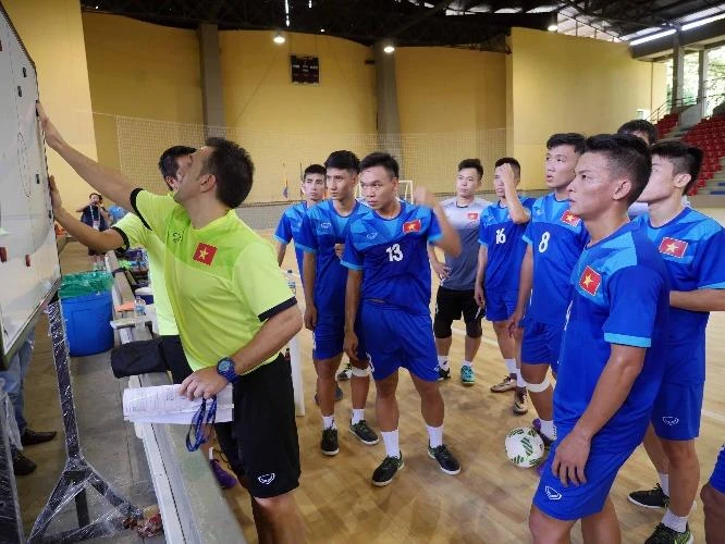 HLV Bruno lên chiến thuật cho các học trò đối đầu đội mạnh Paraguay