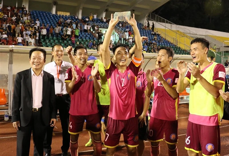 Vì sao bầu Hiển cứ thích chơi ngông mà không ai làm gì được? ảnh 6 Vì sao bầu Hiển cứ thích chơi ngông mà không ai làm gì được? ảnh 6