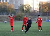 Thầy Park thư giãn sút xà ngang với học trò, chờ đá giải châu Á