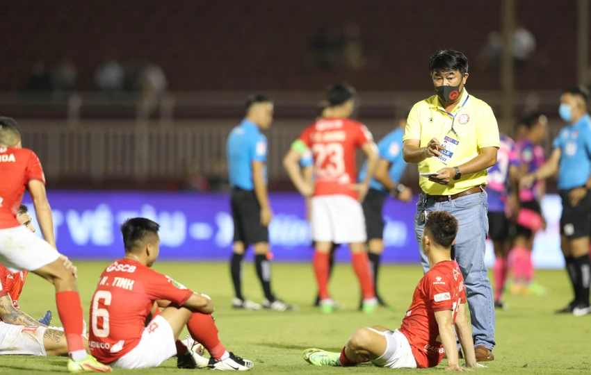 HLV Trần Minh Chiến không đăng ký 11 cầu thủ bỏ tập trong trận quyết đấu với Sài Gòn FC ở vòng 1/8 cúp quốc gia. Ảnh: ANH PHƯƠNG.