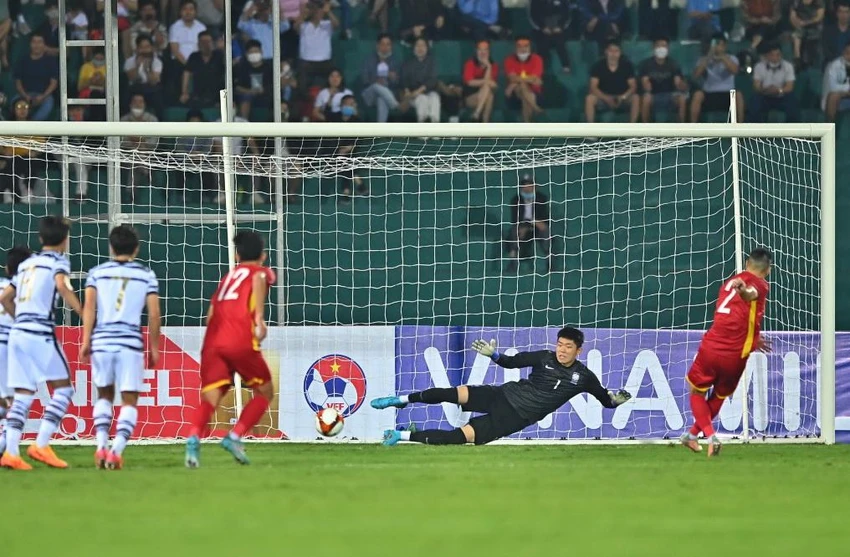 Pha sút phạt đền thành bàn của Văn Tới. Ảnh: HẢI THỊNH. Pha sút phạt đền thành bàn của Văn Tới. Ảnh: HẢI THỊNH.