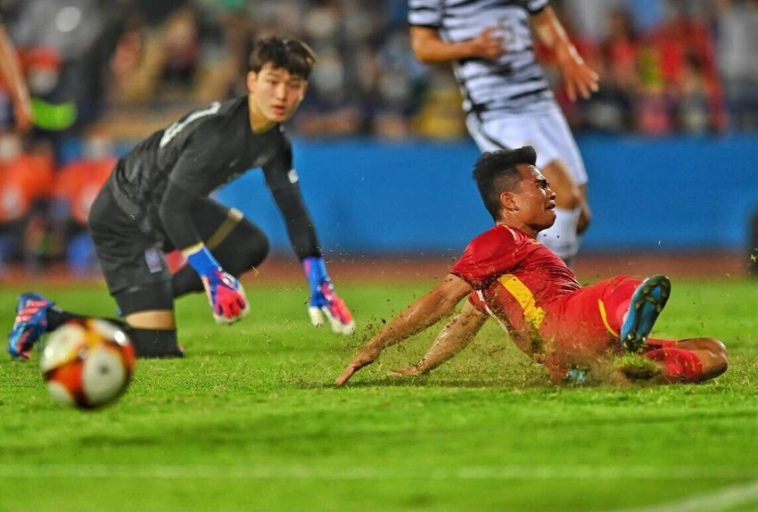 Hồ Thanh Minh tiếc rẻ khi chậm một nhịp đệm bóng vào lưới trống. Ảnh: HẢI THỊNH. Hồ Thanh Minh tiếc rẻ khi chậm một nhịp đệm bóng vào lưới trống. Ảnh: HẢI THỊNH.