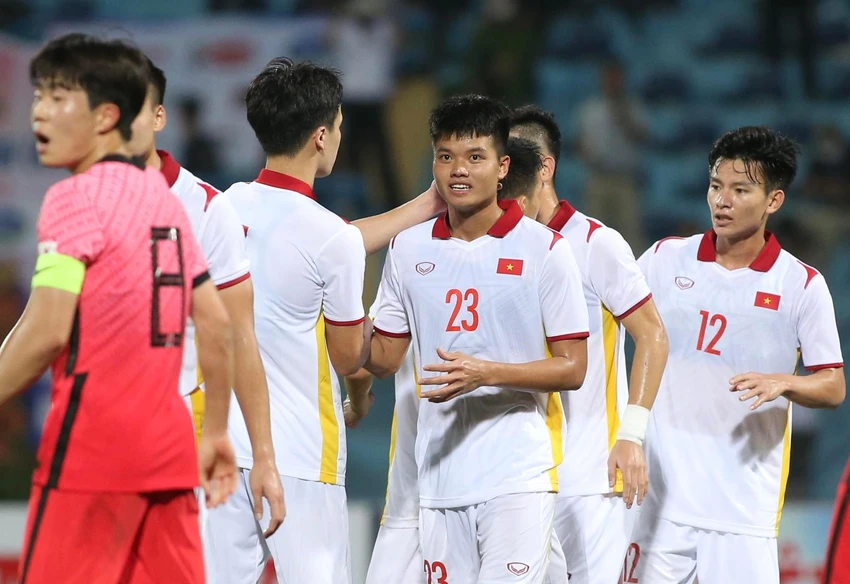 Văn Tùng (23) đá cặp tiền đạo với Tiến Linh và ghi bàn duy nhất của trận tái đấu... Văn Tùng (23) đá cặp tiền đạo với Tiến Linh và ghi bàn duy nhất của trận tái đấu...