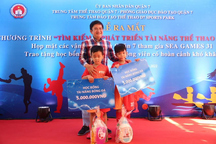 Trao học bổng cho các tài năng trẻ môn bóng đá. Ảnh: ANH PHƯƠNG. Trao học bổng cho các tài năng trẻ môn bóng đá. Ảnh: ANH PHƯƠNG.