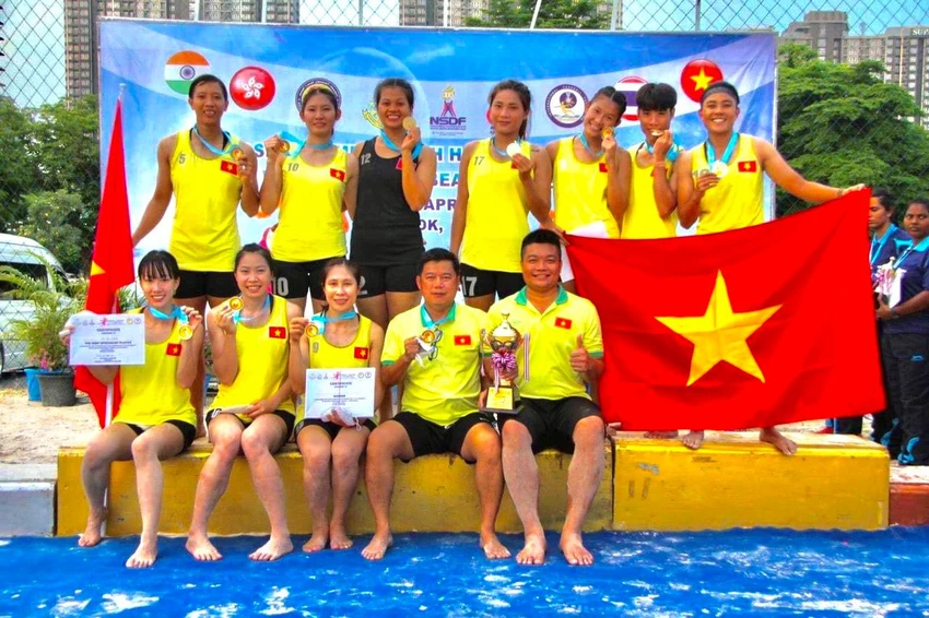 10 cô gái vàng của đội tuyển nữ bóng ném bãi biển Việt Nam cùng hai thầy trẻ có những trận đấu tưng bừng để trở thành nhà vô địch mới. 10 cô gái vàng của đội tuyển nữ bóng ném bãi biển Việt Nam cùng hai thầy trẻ có những trận đấu tưng bừng để trở thành nhà vô địch mới.