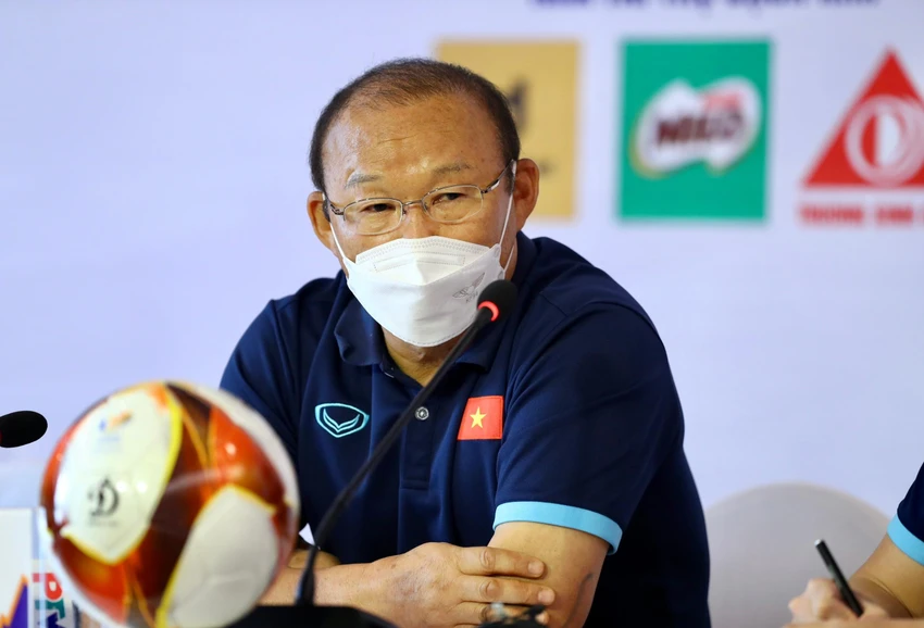 ... trong lúc HLV Park Hang-seo tự tin giữ huy chương vàng SEA Games. Ảnh: ANH DUY.