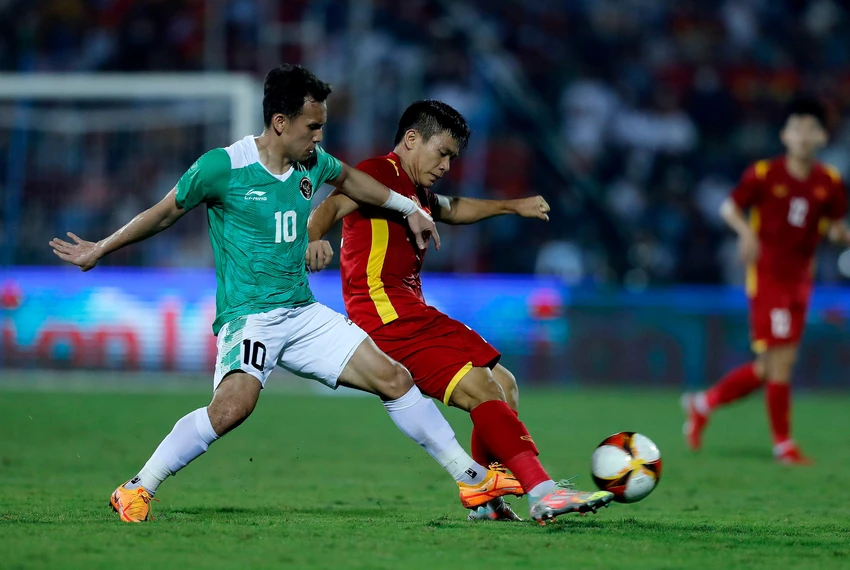 Văn Xuân năng nổ với những pha lên bóng làm khổ hậu vệ Indonesia. Ảnh: ANH PHƯƠNG. Văn Xuân năng nổ với những pha lên bóng làm khổ hậu vệ Indonesia. Ảnh: ANH PHƯƠNG.