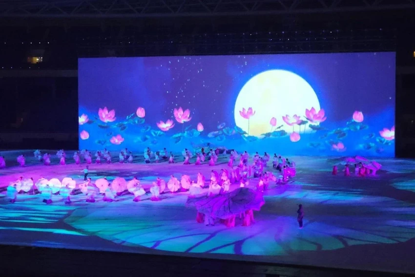 Lễ khai mạc SEA Games 31 rực rỡ sắc màu và âm thanh hiện đại với những tiết mục trình diễn ấn tượng. Ảnh: AP.
