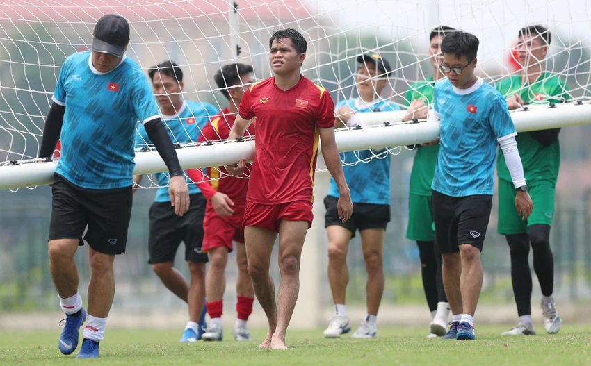 Đội tuyển U-23 Việt Nam tạm rơi xuống thứ 3 bảng A sau khi Myanmar bất ngờ đánh bại Philippines nhưng vẫn còn nhiều cửa vào bán kết. Đội tuyển U-23 Việt Nam tạm rơi xuống thứ 3 bảng A sau khi Myanmar bất ngờ đánh bại Philippines nhưng vẫn còn nhiều cửa vào bán kết.
