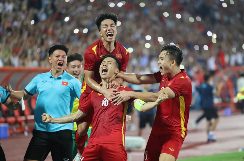 Đội trưởng Hùng Dũng và đồng đội ăn mừng bàn thắng muộn vào lưới U-23 Myanmar để lên ngôi nhất bảng A với 7 điểm sau ba vòng đấu. Ảnh: ANH PHƯƠNG. Đội trưởng Hùng Dũng và đồng đội ăn mừng bàn thắng muộn vào lưới U-23 Myanmar để lên ngôi nhất bảng A với 7 điểm sau ba vòng đấu. Ảnh: ANH PHƯƠNG.
