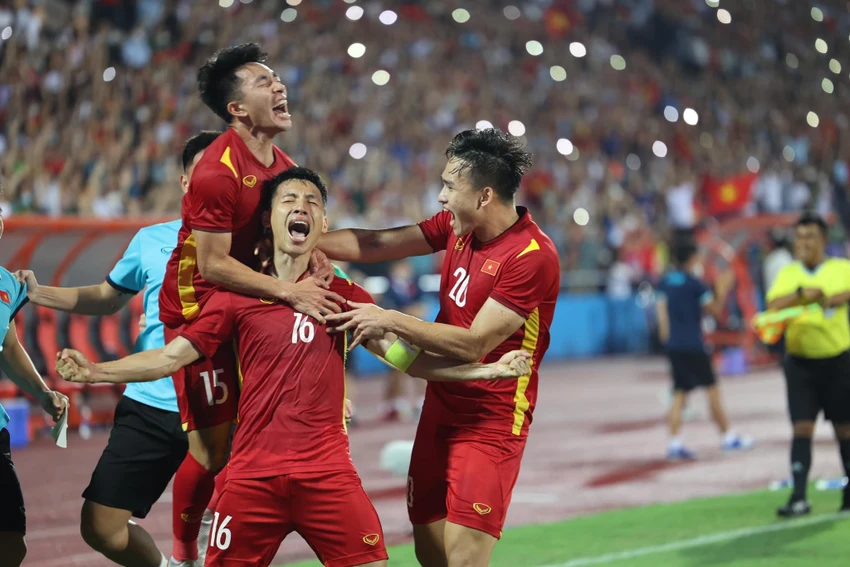 Hùng Dũng và đồng đội hạnh phúc với chiến thắng Myanmar cùng chiếc vé bán kết sớm. Ảnh: ANH PHƯƠNG. Hùng Dũng và đồng đội hạnh phúc với chiến thắng Myanmar cùng chiếc vé bán kết sớm. Ảnh: ANH PHƯƠNG.