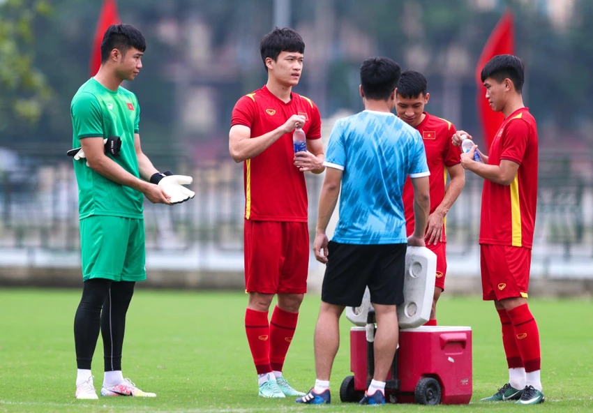 Các trụ cột của đội tuyển U-23 Việt Nam thả lỏng và tập ít hơn đồng nghiệp chưa có nhiều cơ hội ra sân. Các trụ cột của đội tuyển U-23 Việt Nam thả lỏng và tập ít hơn đồng nghiệp chưa có nhiều cơ hội ra sân.