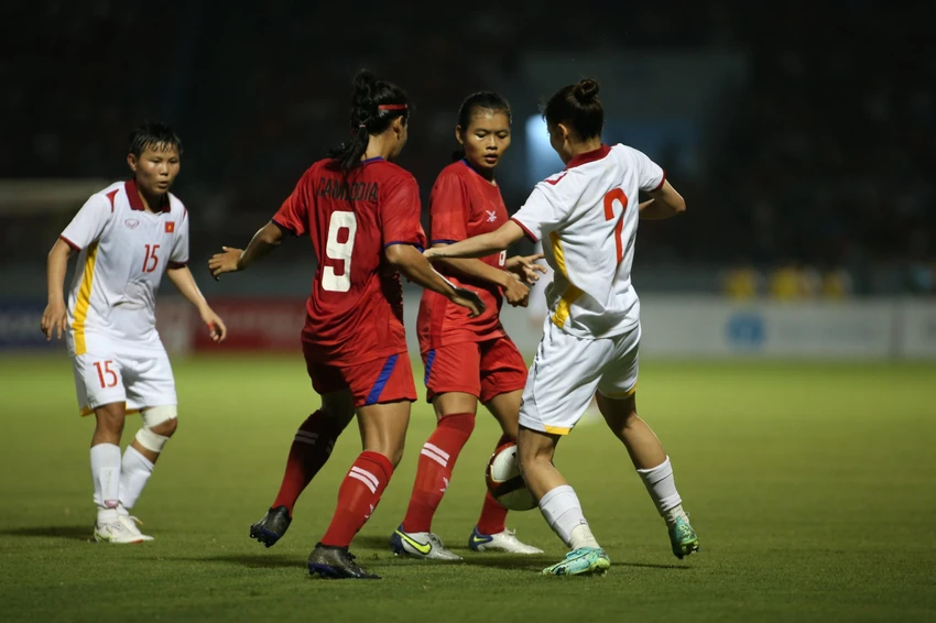 Tuyển nữ Việt Nam có một trận đấu nhẹ nhàng với chiến thắng đậm đà Campuchia 7-0. Ảnh: ANH PHƯƠNG