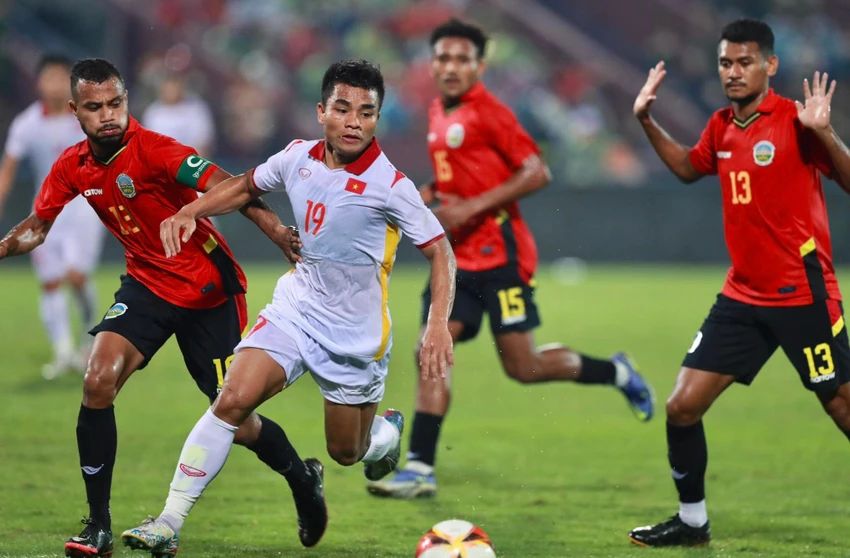 Hồ Thanh Minh ghi bàn ấn định 2-0 vào lưới Đông Timor và cùng đồng đội lên ngôi nhất bảng A. Ảnh: ANH DUY. Hồ Thanh Minh ghi bàn ấn định 2-0 vào lưới Đông Timor và cùng đồng đội lên ngôi nhất bảng A. Ảnh: ANH DUY.