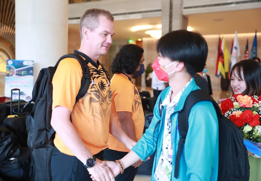 HLV Maloney thân thiện không xa lạ với làng bóng khu vực khi từng dẫn dắt U-18 Malaysia lên ngôi á quân giải U-18 Đông Nam Á 2019 và chỉ thua mỗi U-18 Úc trong trận chung kết diễn ra tại sân Thống Nhất. HLV Maloney thân thiện không xa lạ với làng bóng khu vực khi từng dẫn dắt U-18 Malaysia lên ngôi á quân giải U-18 Đông Nam Á 2019 và chỉ thua mỗi U-18 Úc trong trận chung kết diễn ra tại sân Thống Nhất.
