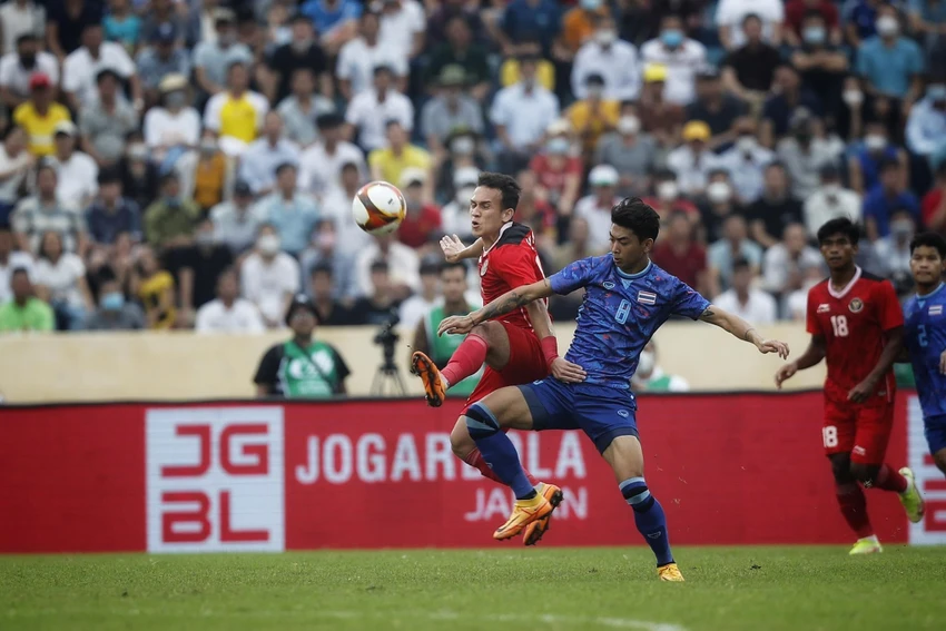 Bóng đá nam Thái Lan chật vật giành vé chơi chung kết SEA Games 31 sau trận thắng khó Indonesia ở hiệp phụ cùng những pha ẩu đả cuối trận. Ảnh: ANH PHƯƠNG.
